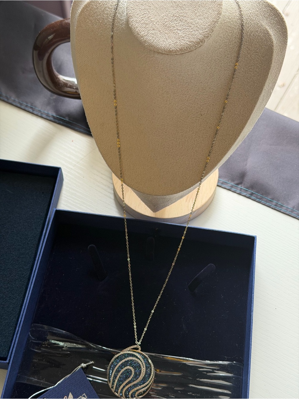 Elegant and Unique Swarovski Necklace - Picture 5 of 6